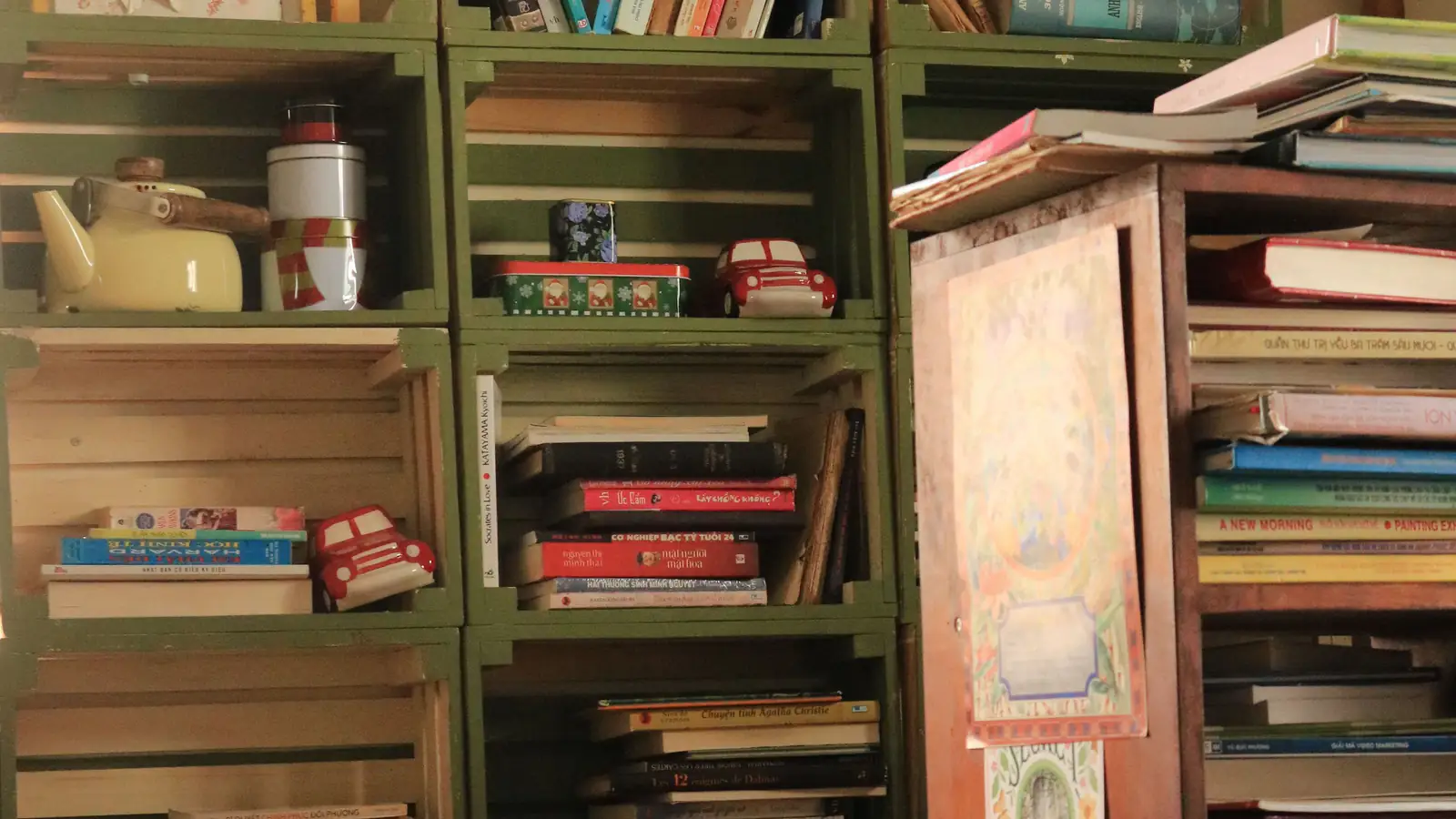Regal aus Holzkisten mit gestapelten Büchern